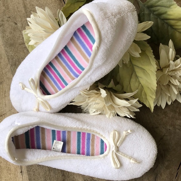 isotoner Shoes - Isotoner white machine washable house shoes isotoner Shoes - Isotoner white machine washable house shoes